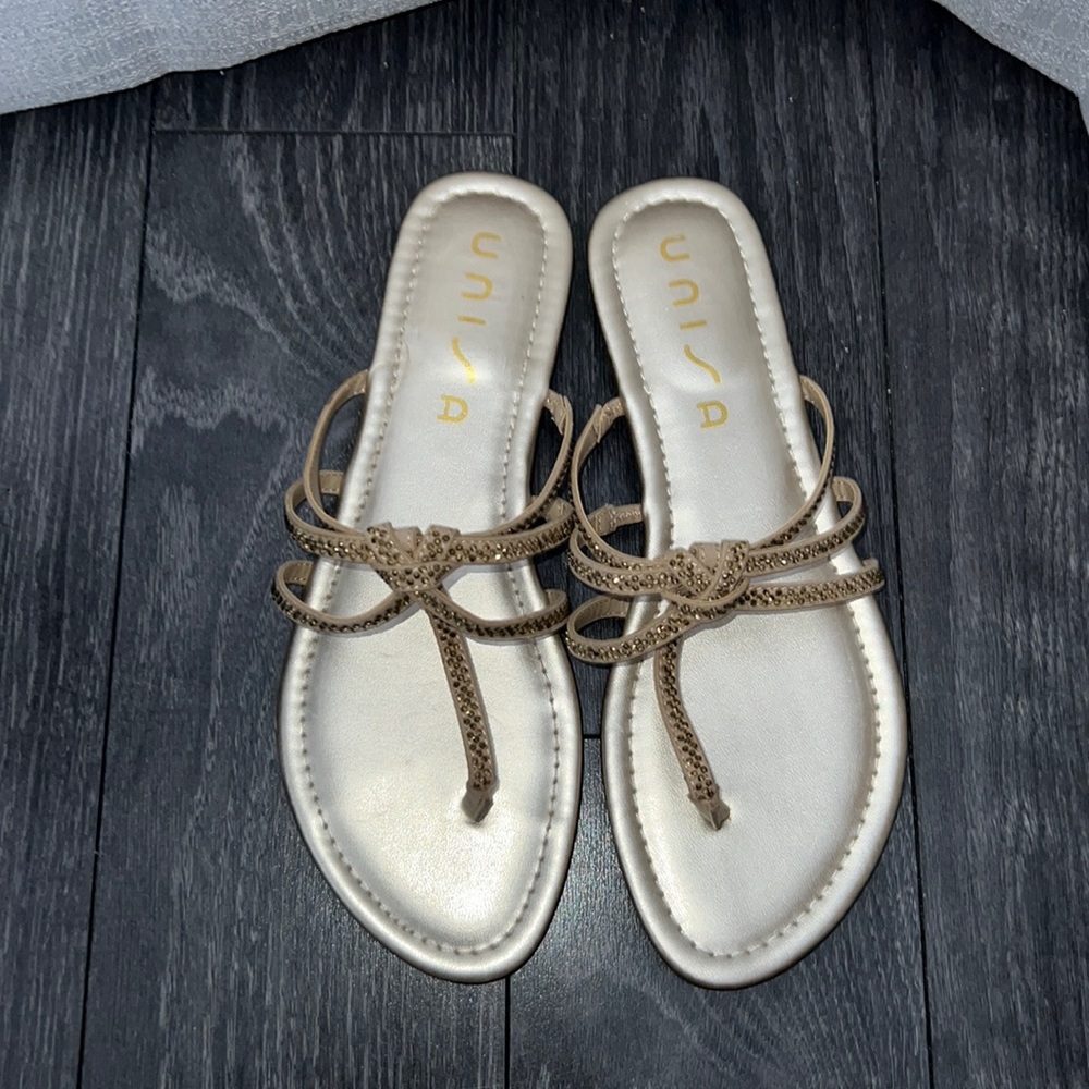 Women’s sandals. Size 9. Brand Unisa. Color gold.